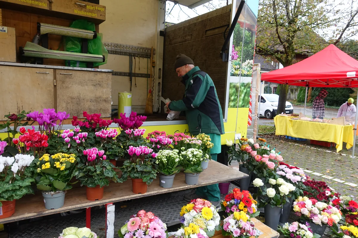 Verkäufer Gätzi steh an seinem bunten Blumenstand